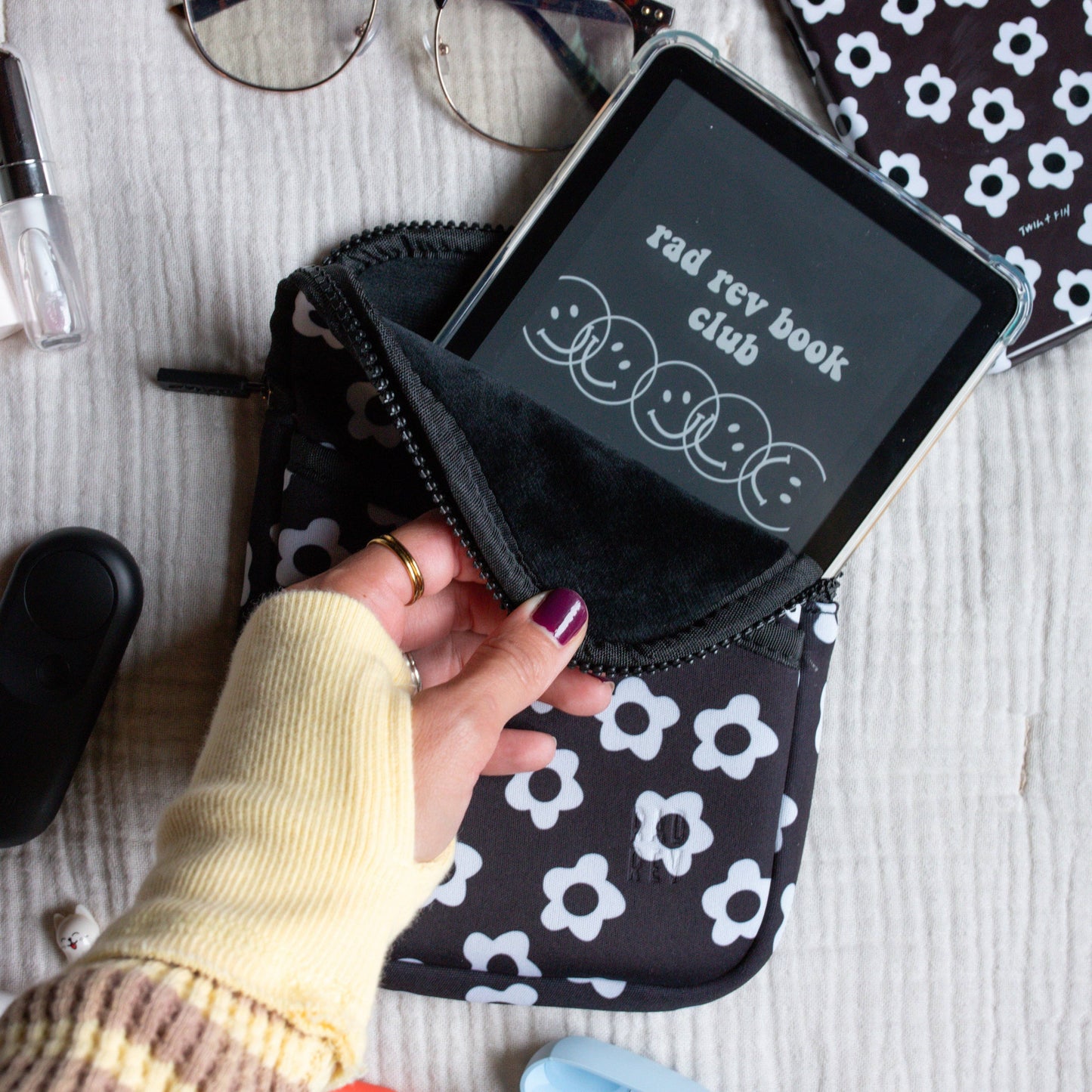 Kindle Pouch in White Flower